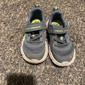 Under Armour Kids Sneakers in Gray and Lime